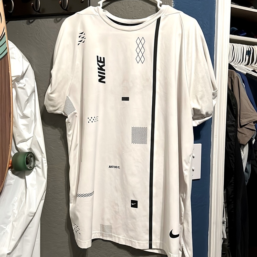 Nike Men’s Athletic Tee Size L